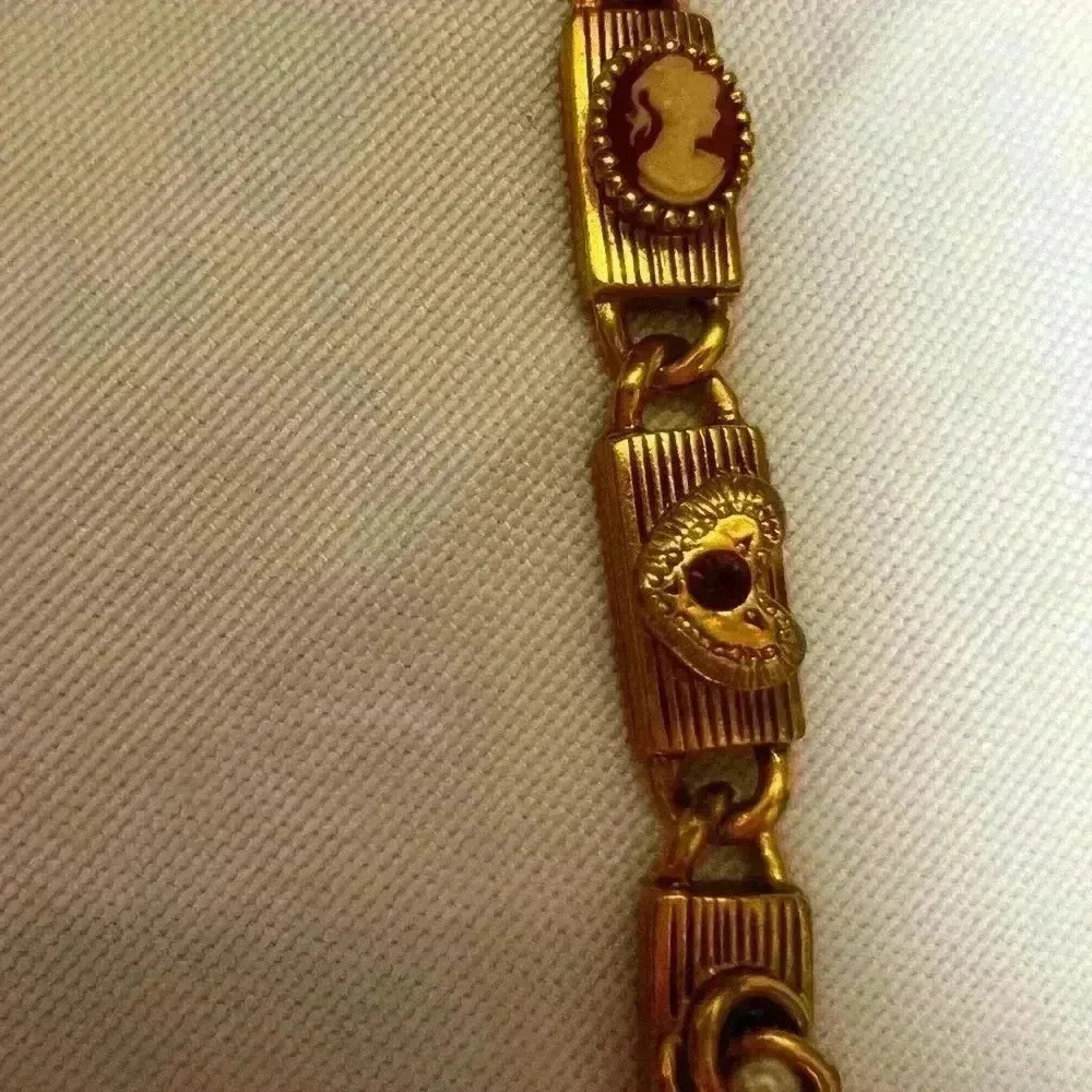 Beautiful Vintage unSigned Goldette Victorian Revival Slide Charm Bracelet - Picture 11 of 16
